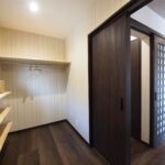 1階クローゼットからキッチンへ
