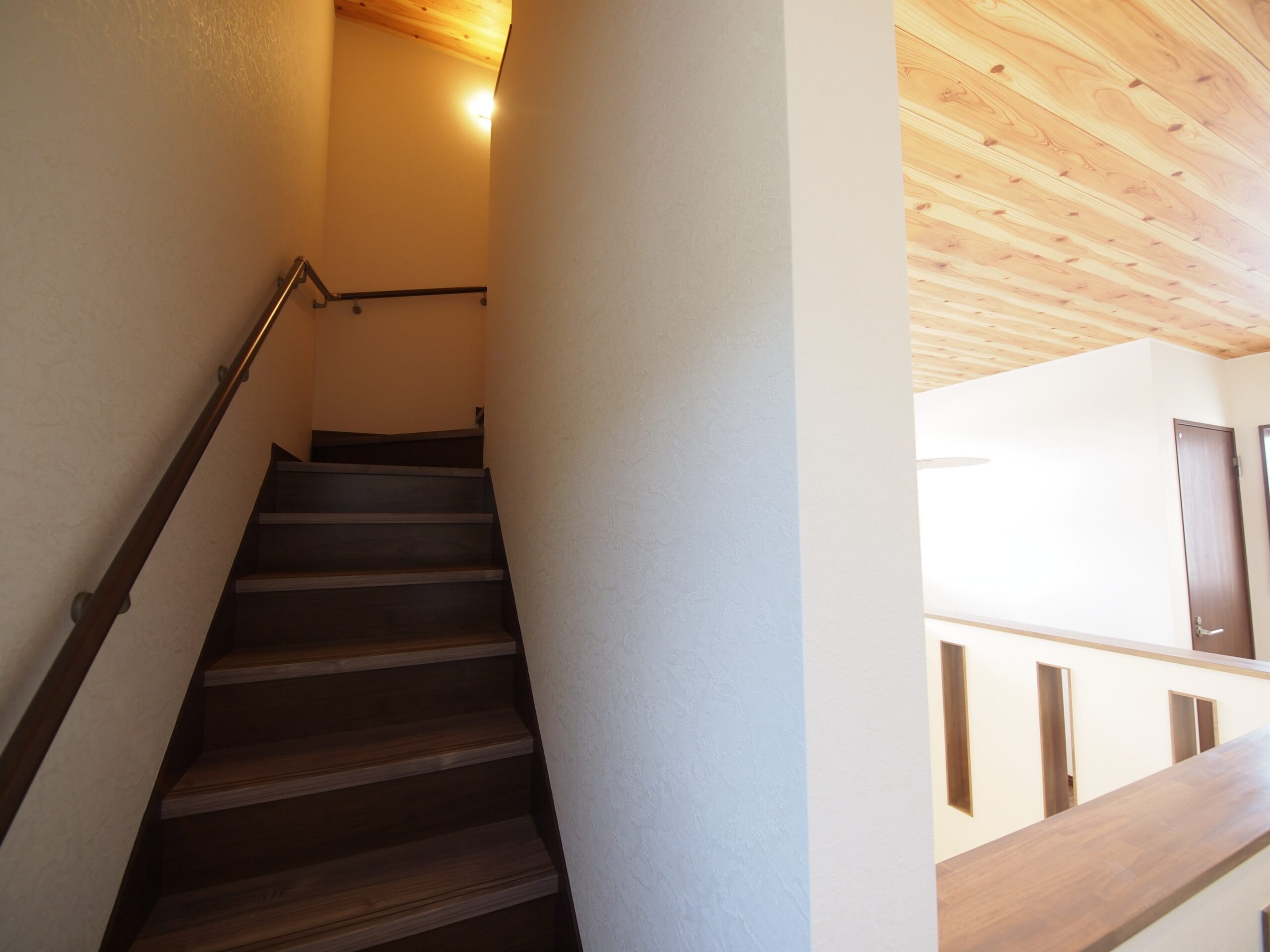 小屋裏収納への階段