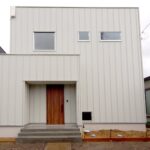 外壁：幅広ガルバリウム鋼板