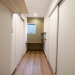 クローゼット内書斎カウンター